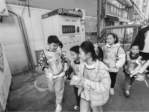 孩子们在趣味互动中解锁社区新视角